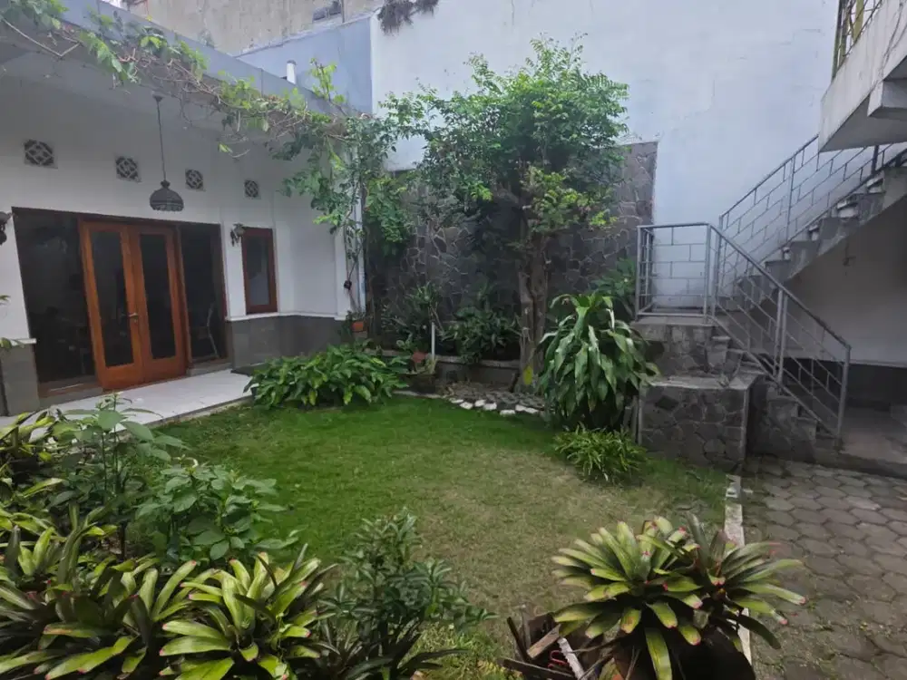 TERMURAH DIJUAL RUMAH COCOK UNTUK USAHA KOS-KOSAN , CAFE, KANTOR LOKASI STRATEGIS DI TENGAH KOTA SAYAP JALAN MERDEKA BANDUNG
