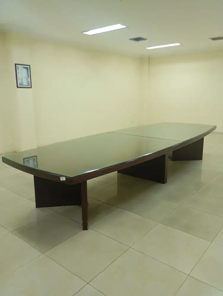 Meja rapat kerja