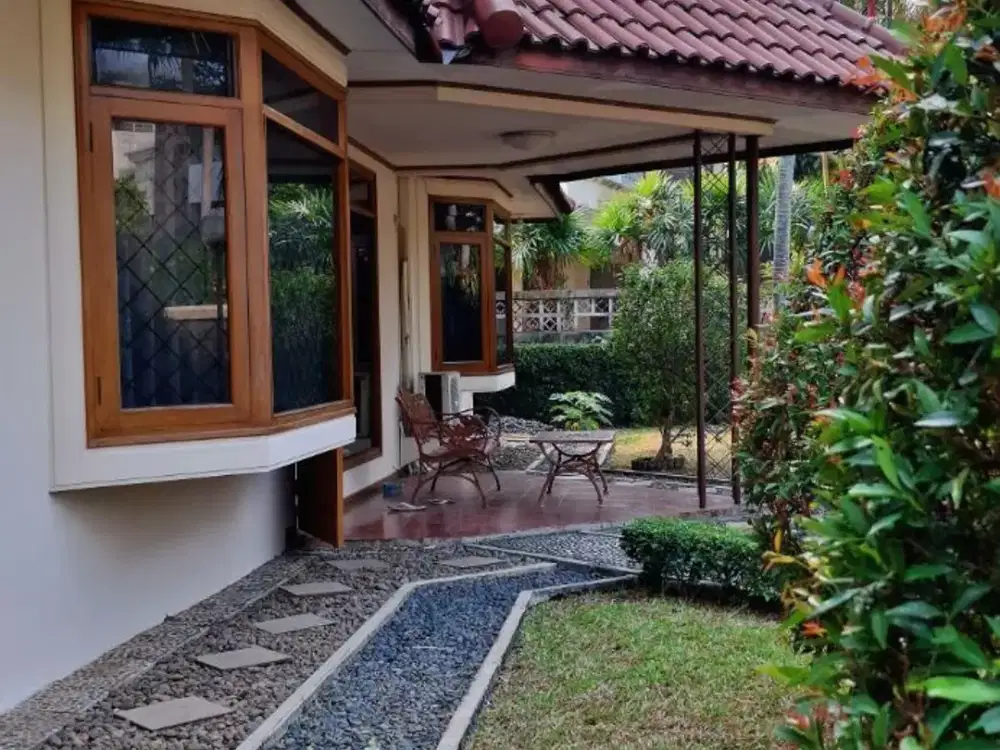 Disewakan Rumah mewah di kawasan Pondok Indah, lokasi strategis dekat ke mall, sekolah internasional & MRT. Cocok untuk keluarga expatriat