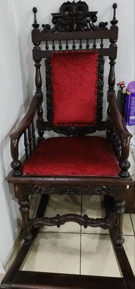 Kursi goyang kayu jati. Kondisi sangat baik. Jok baru diganti.