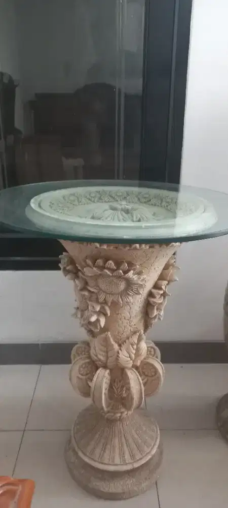 Meja hias kaca dan keramik