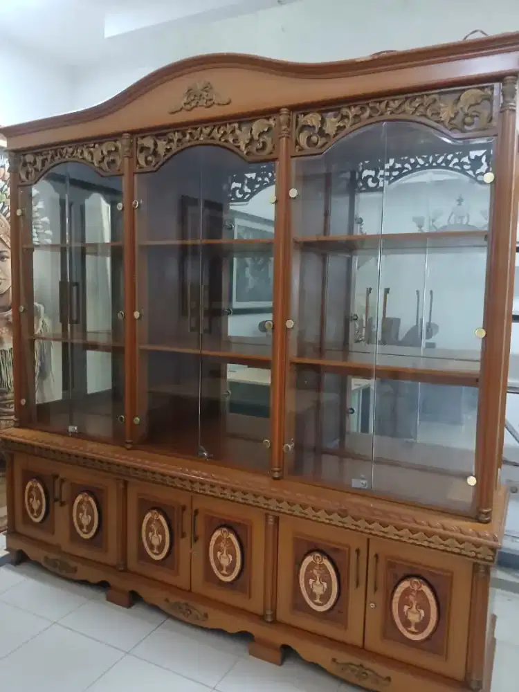 Lemari hias pajangan davinci