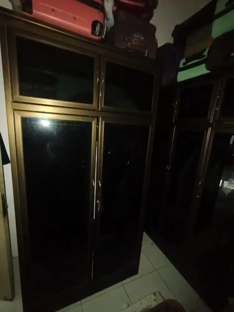 Dijual Lemari besi kaca 2 pintu