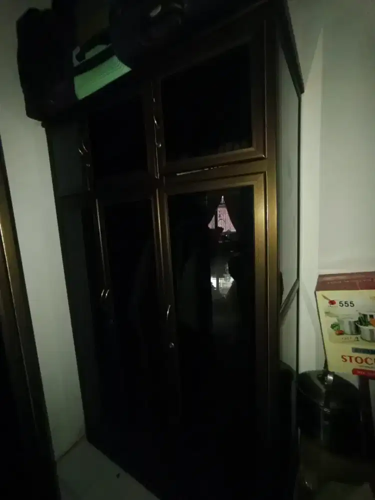 Dijual lemari besi kaca 3 pintu