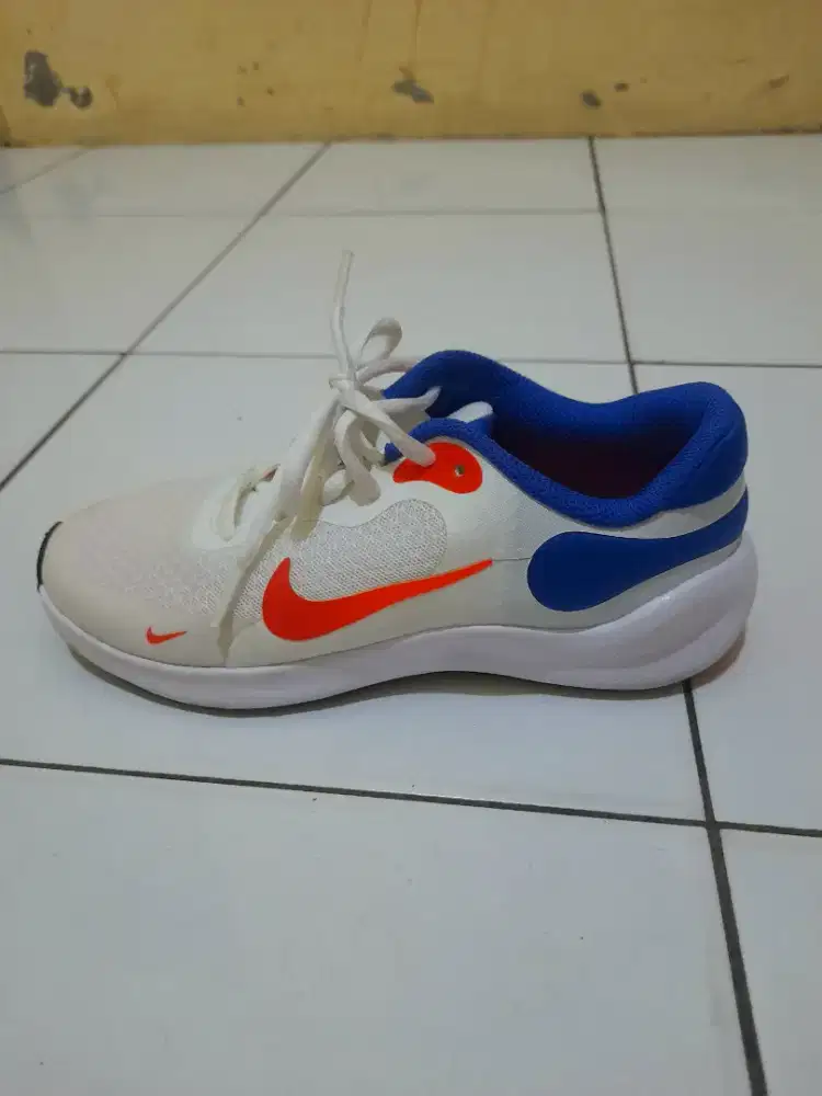 NIKE REVOLUTION 7
