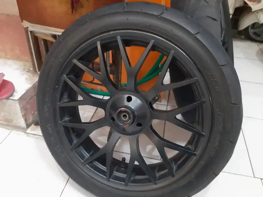 Ban dan velg motor