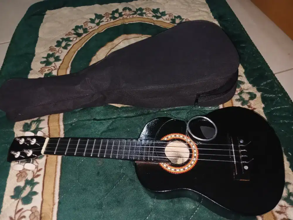Ukulele hitam doff