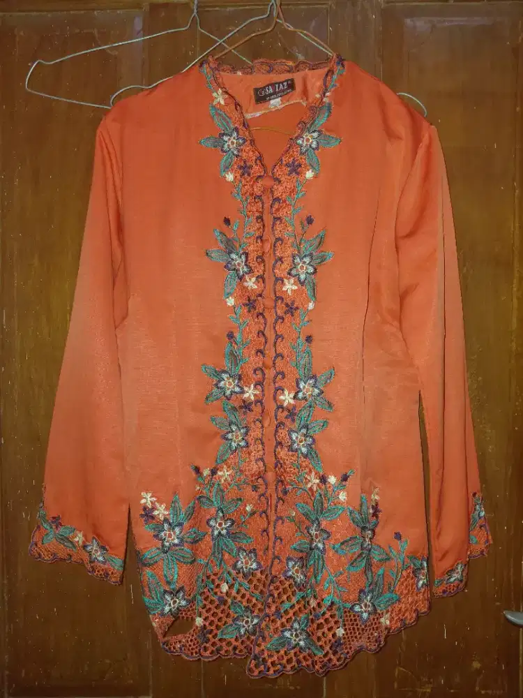 Kebaya lengan panjang orange