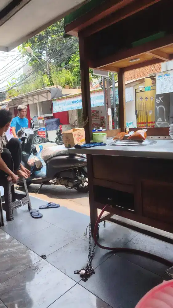 Karyawan untuk mie ayam