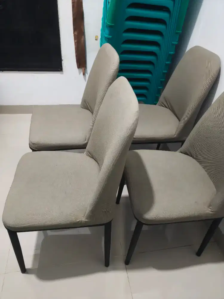 Meja makan minimalis