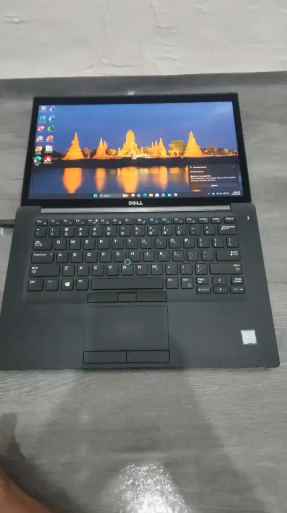 Laptop Dell Core i7 layar sentuh mulus