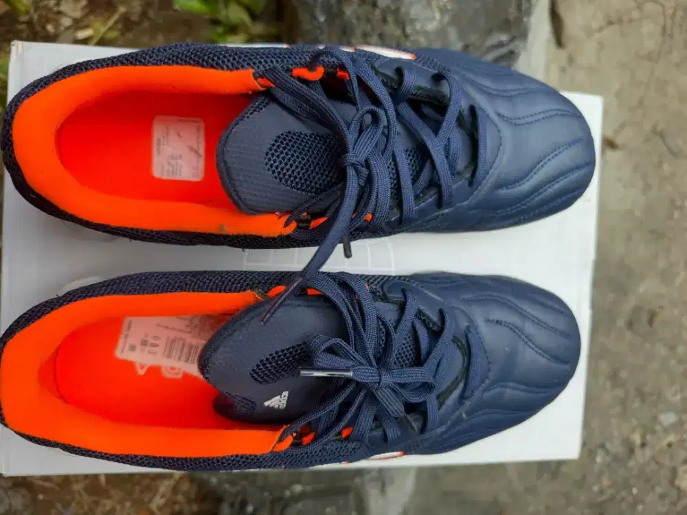 Sepatu futsal adidas