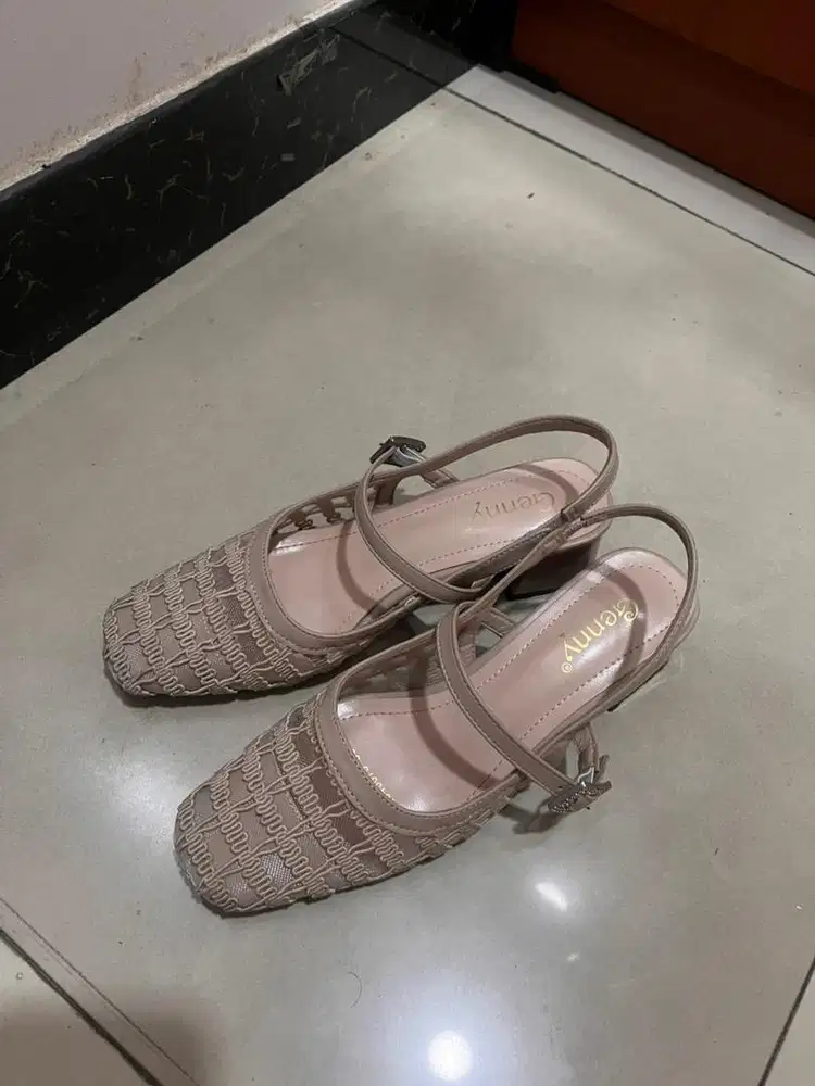 Sandal sepatu Genny no 36