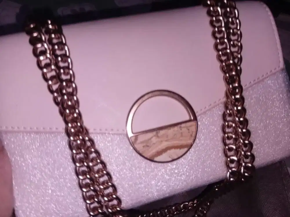 Charles and Keith Bag warna peace