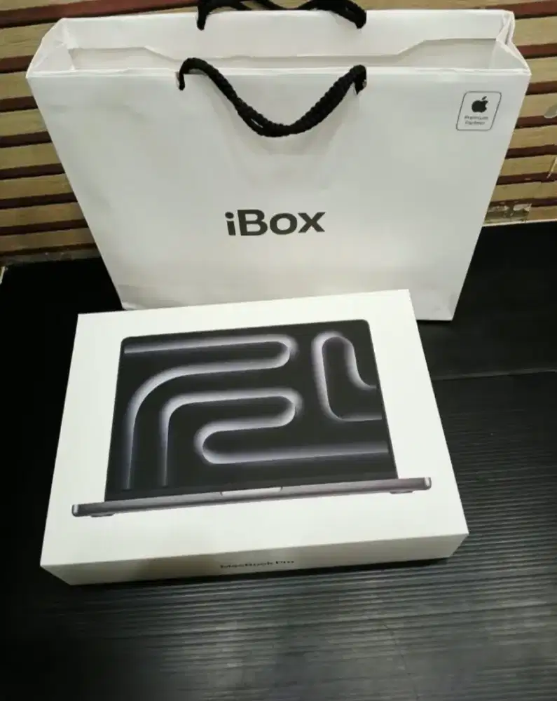 Macbook pro m5 14inch 24/1TB Ibox