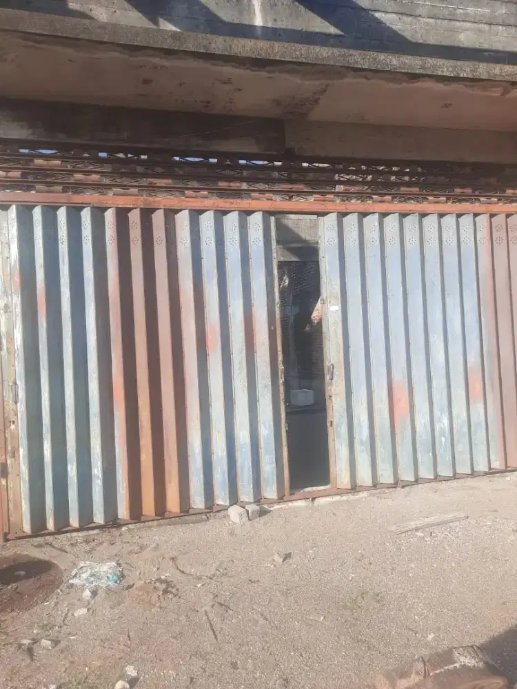 Pintu varia bekas bangunan belum jadi