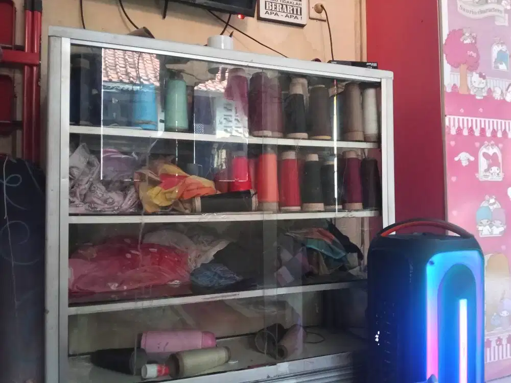 Etalase 4 tingkat bekas usaha jahit