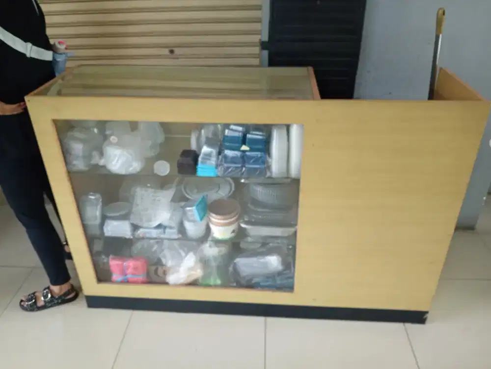Etalase dagang atau perabot rumah