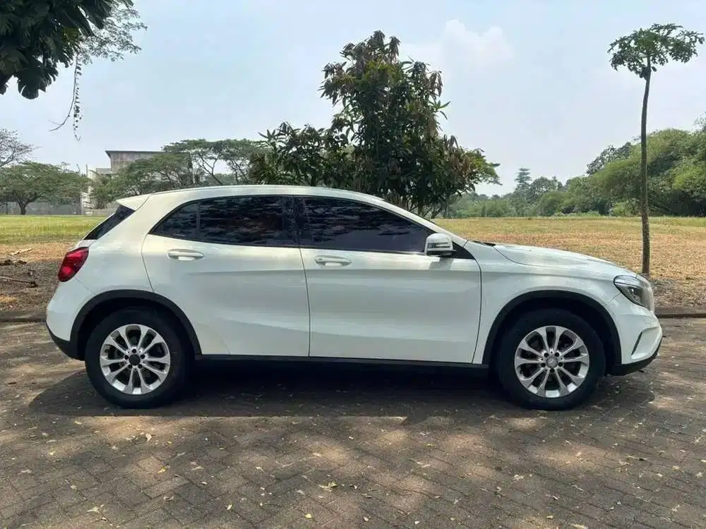 Mercedes Benz GLA200 2016 Putih SUV Premium AC Dingin Asuransi Aktif