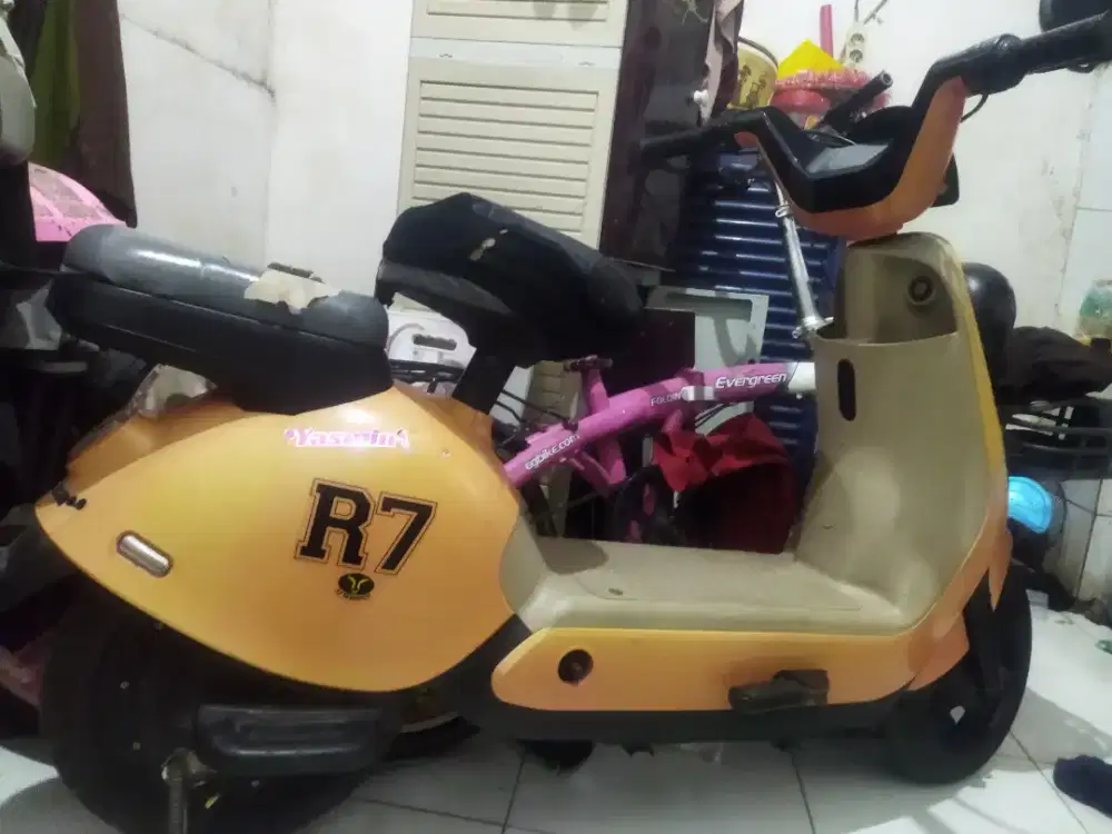 Sepeda listrik merek R7