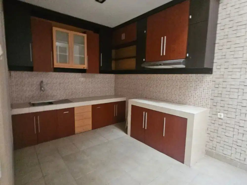 Dijual rumah layar permai PIK uk 120m2 lantai full renov sebelah kolam renang
