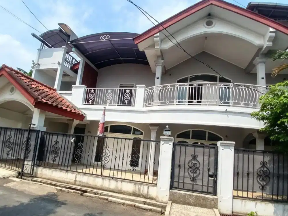 Disewakan Rumah Posisi Hoek 2,5 Lantai Di Jatibening. Kota Bekasi