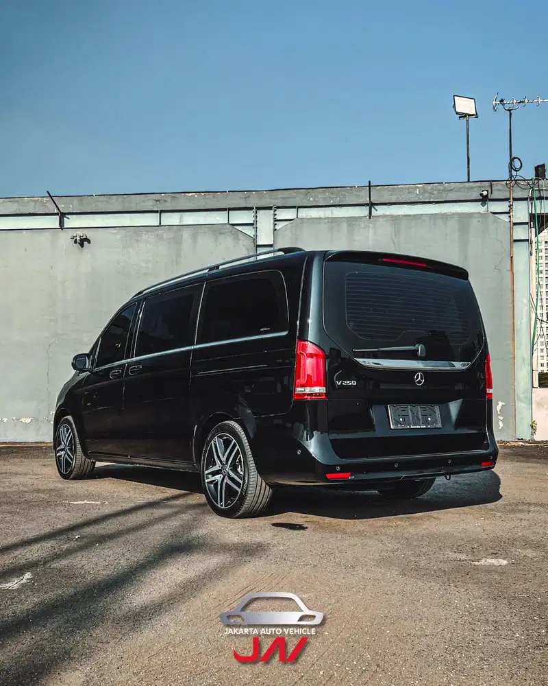 MERCEDES BENZ V250 AVANTGARDE 2023 / LOW ODO / MINT CONDITION