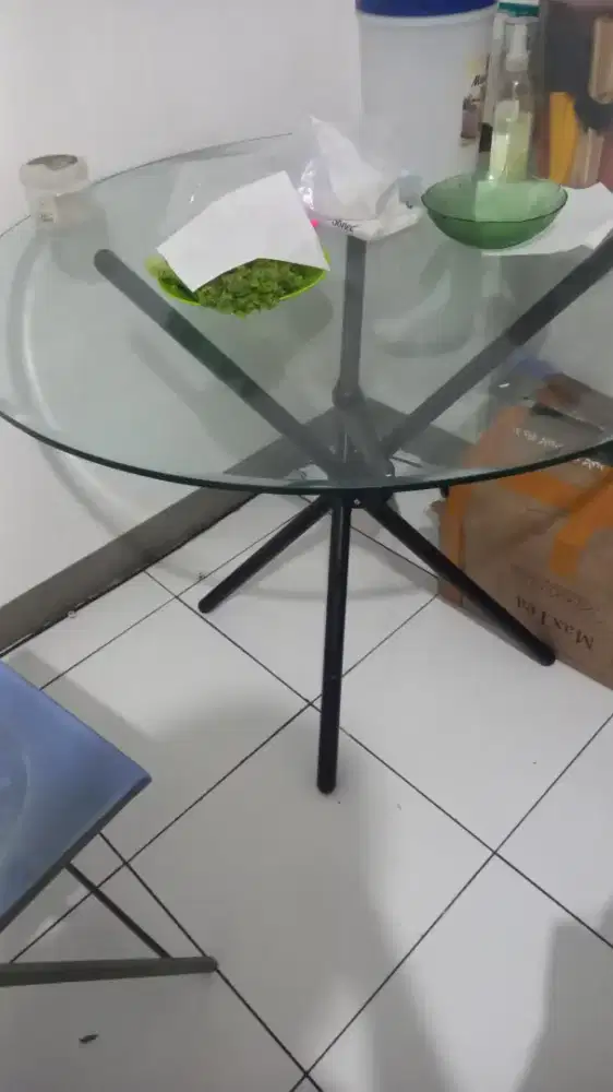 Meja makan bulat