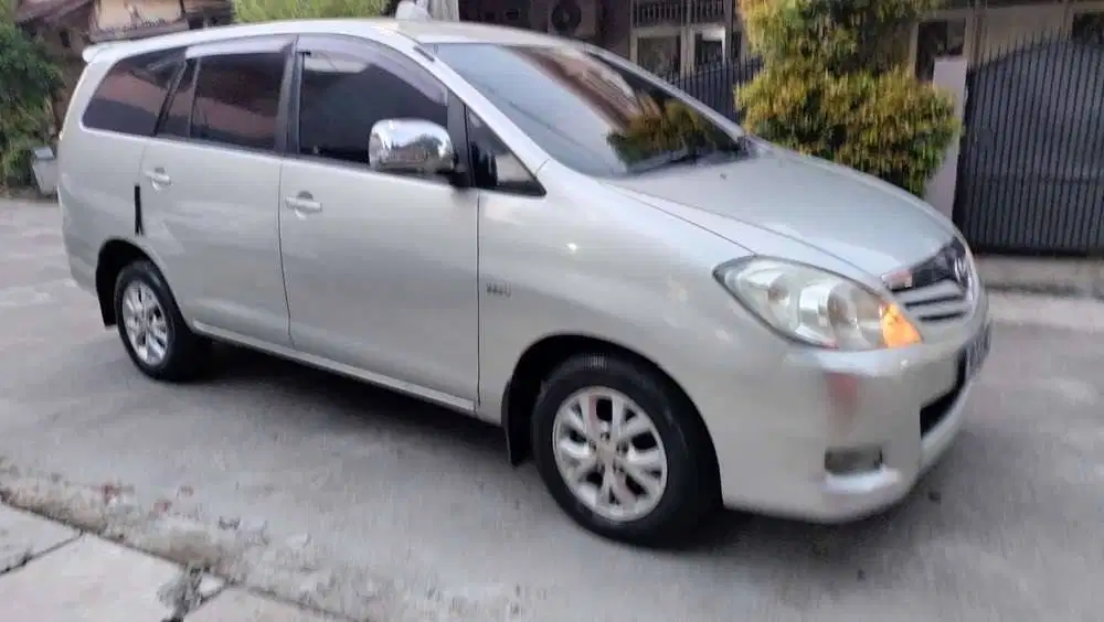 toyota kijang innova (2009)