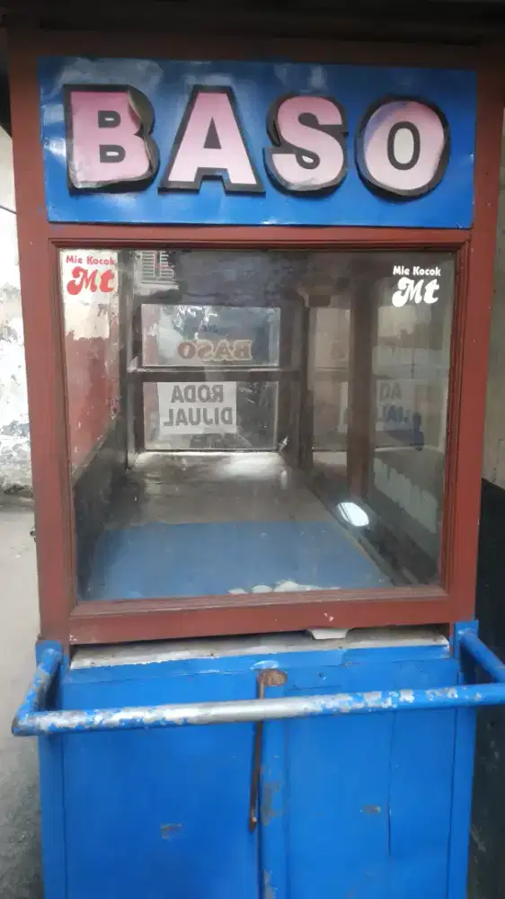 Roda bekas jualan baso