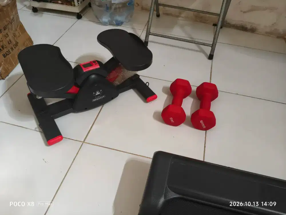 Satu set dumbbell, treadmill, V stepper