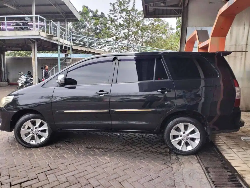 toyota kijang innova (2012)
