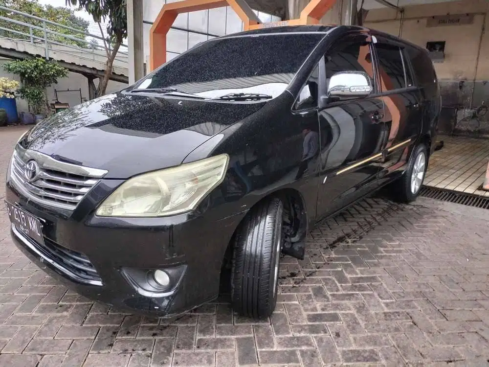 toyota kijang innova (2012)