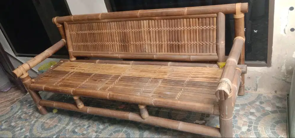 Kursi panjang bambu