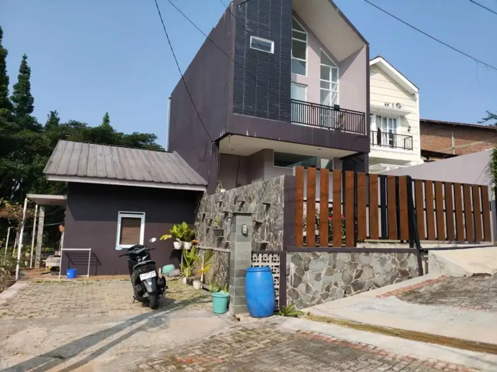 RUMAH DI CLUSTER MBV JATIHANDAP HALAMAN LUAS PLUS KOLAM