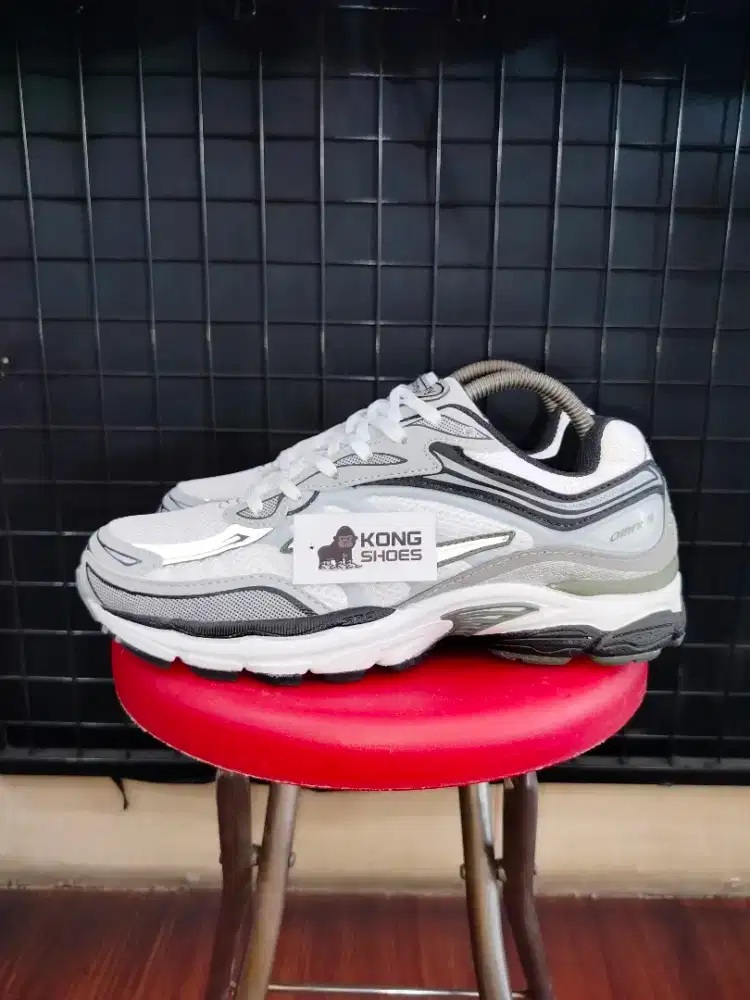 SEPATU  SAUCONI PROGRID OMNI SILVER WHITE GREY