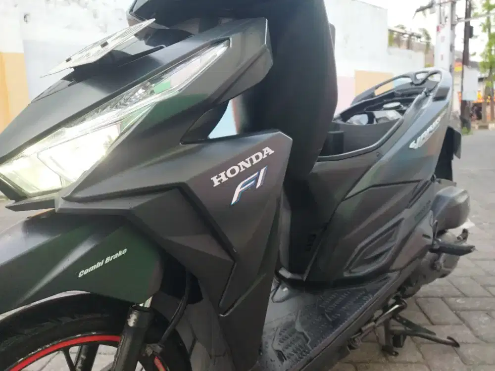 Vario 150 warna hitam