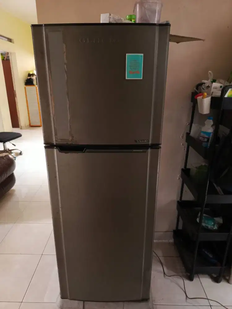 Kulkas Toshiba Glacio 2 pintu dingin normal siap pakai
