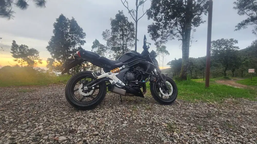 Kawasaki ER 6N warna hitam