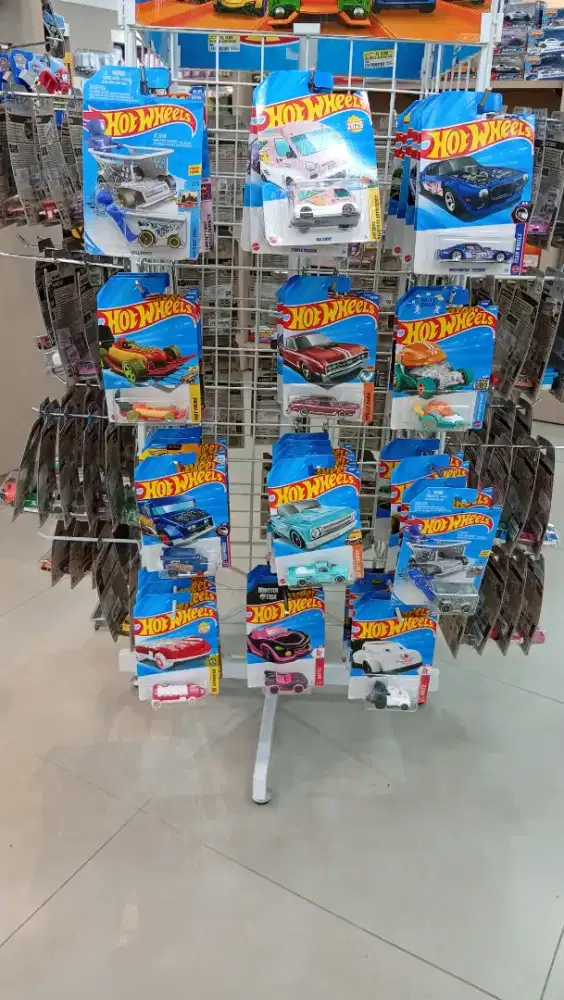 Mainan hot wheels banyak bentuk