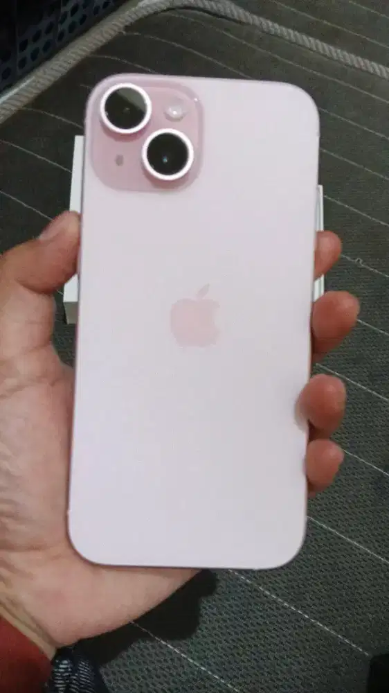 Dijual iPhone 15 basic pink 128 ibox