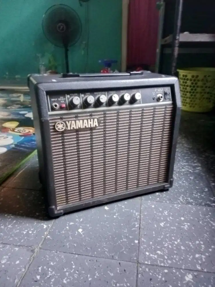 Amplifier Guitar Yamaha F20. Ukuran Kecil. Buat Di Kamar.