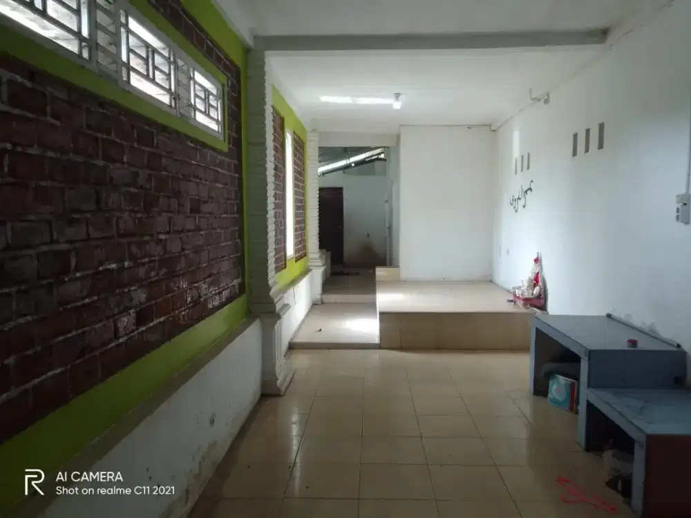 Rumah besar 2 lantai di jual