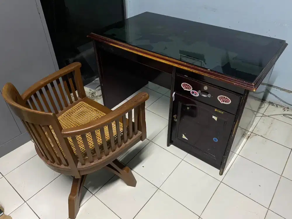 Meja kursi kayu