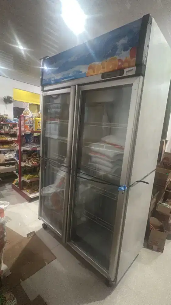 Showcase gea 2 pintu