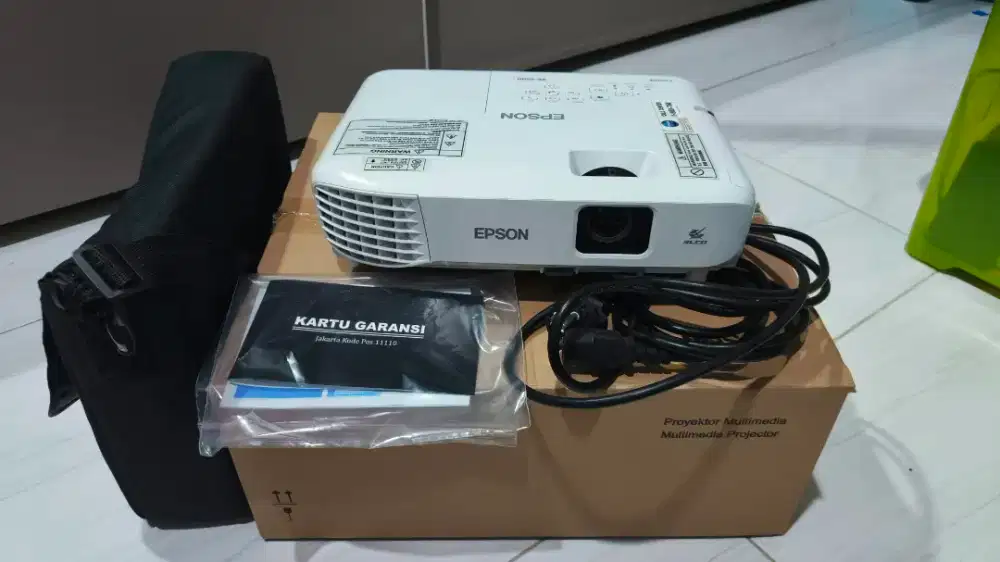 Projector Epson EB-E500 kondisi muluss 99%