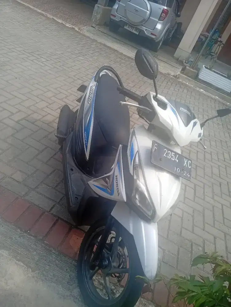 Vario Agnes putih