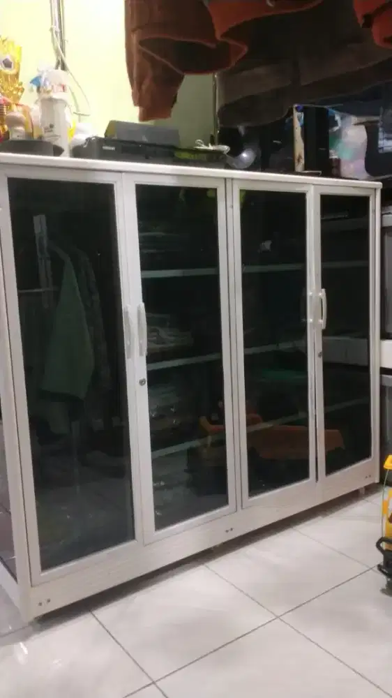 Lemari etalase kaca baju atau serbaguna