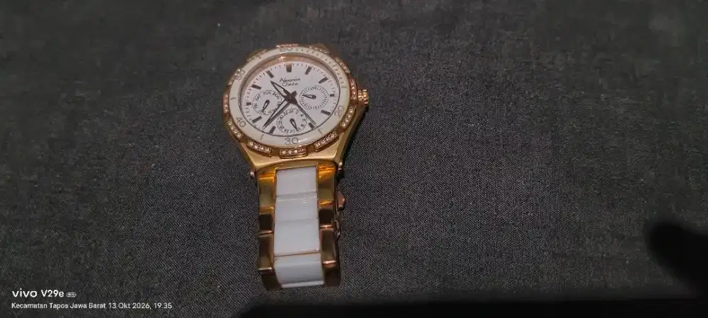 Jam AC, warna putih gold