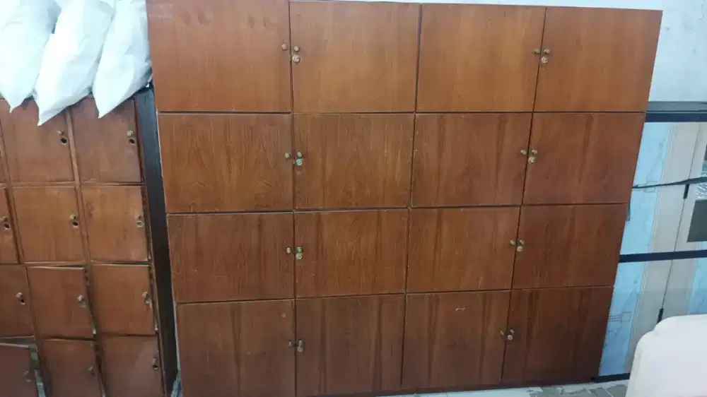 Locker kayu bahan tebal
